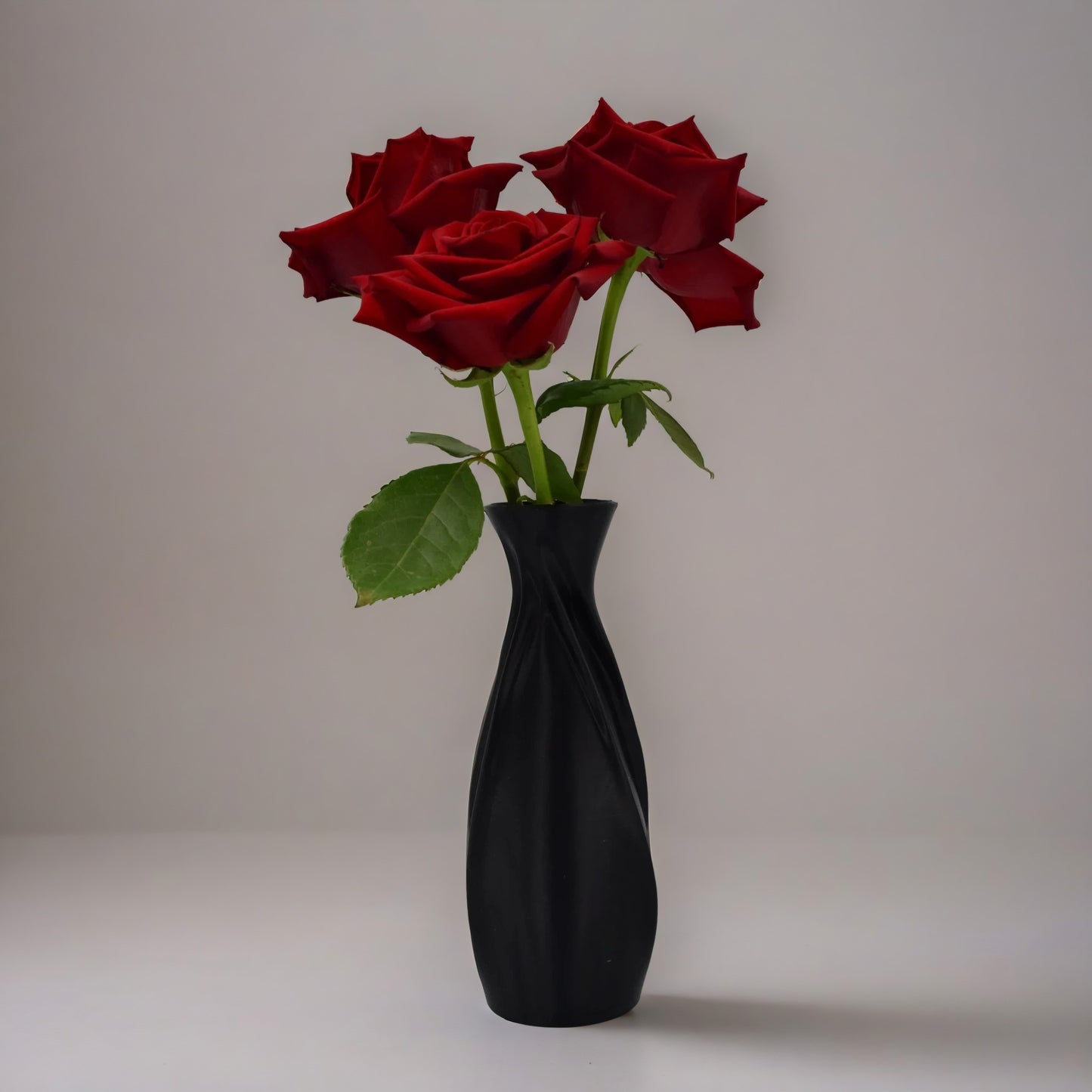 Black Elegance Vase – Minimalist & Modern Decorative Piece